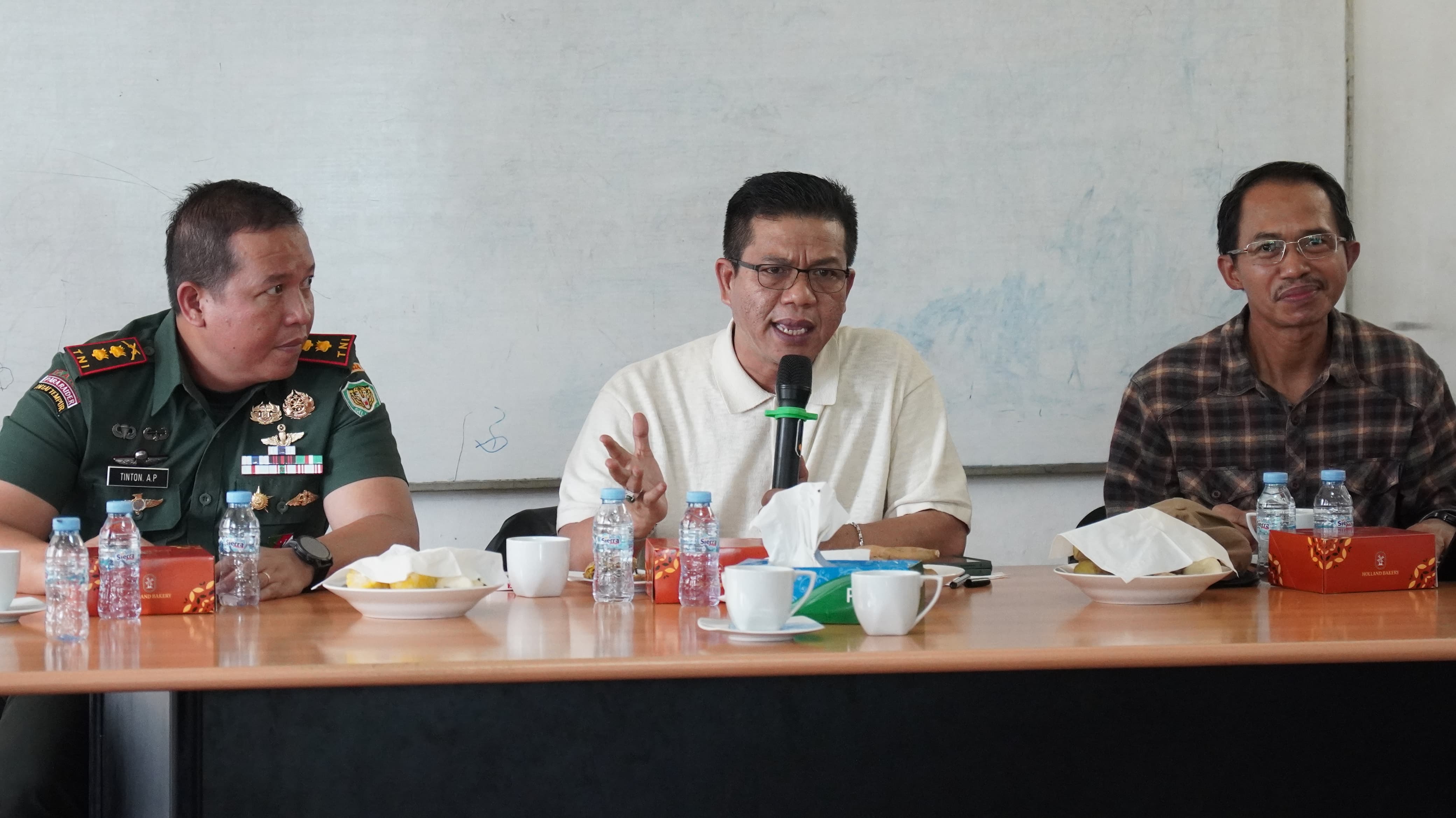 Bupati Bandung Dadang Supriatna bertekad menghidupkan lahan tidur di wilayahnya. 