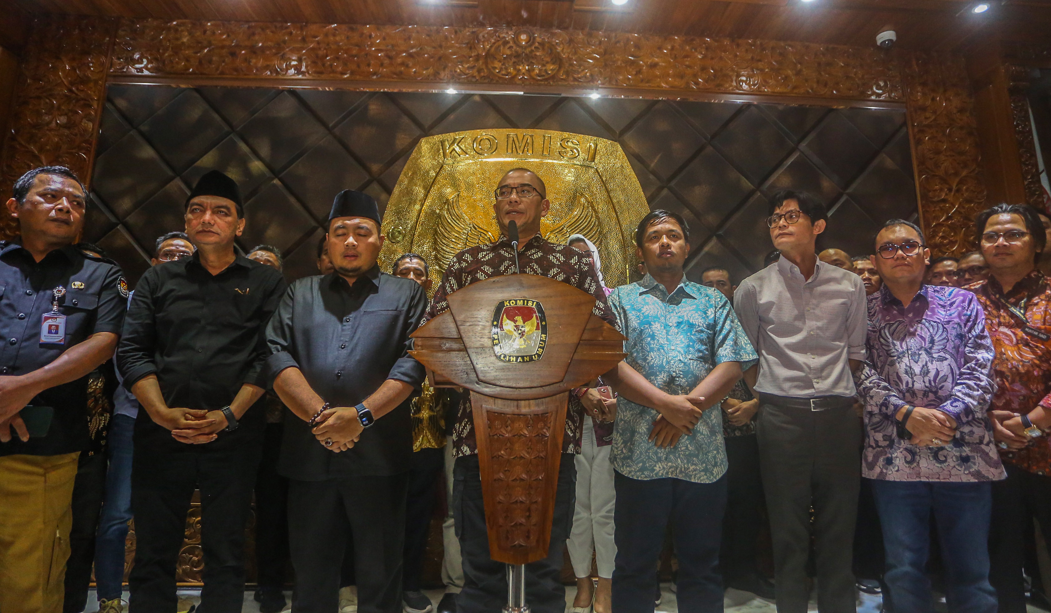 Ketua KPU Hasyim Asyari didampingi jajaran komisioner KPU