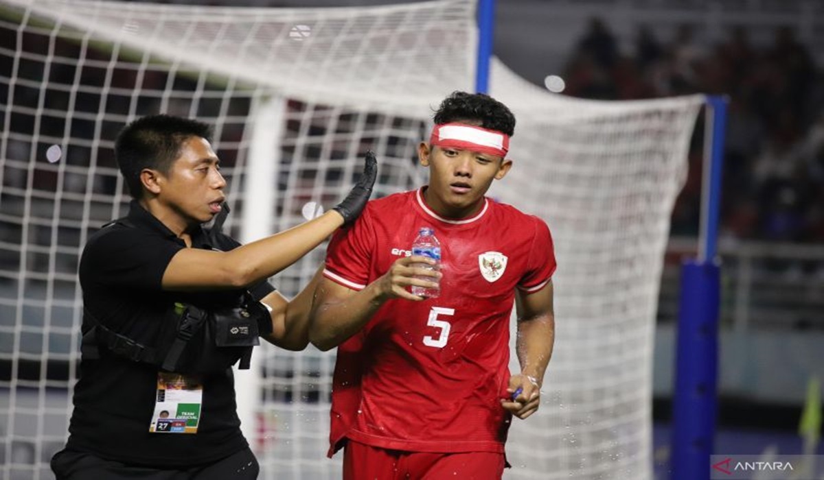Bek Timnas Indonesia U-19 Muhammad Alfharezzi Buffon saat mendapatkan perawatan di laga semifinal Piala AFF U-19 melawan Malaysia.
