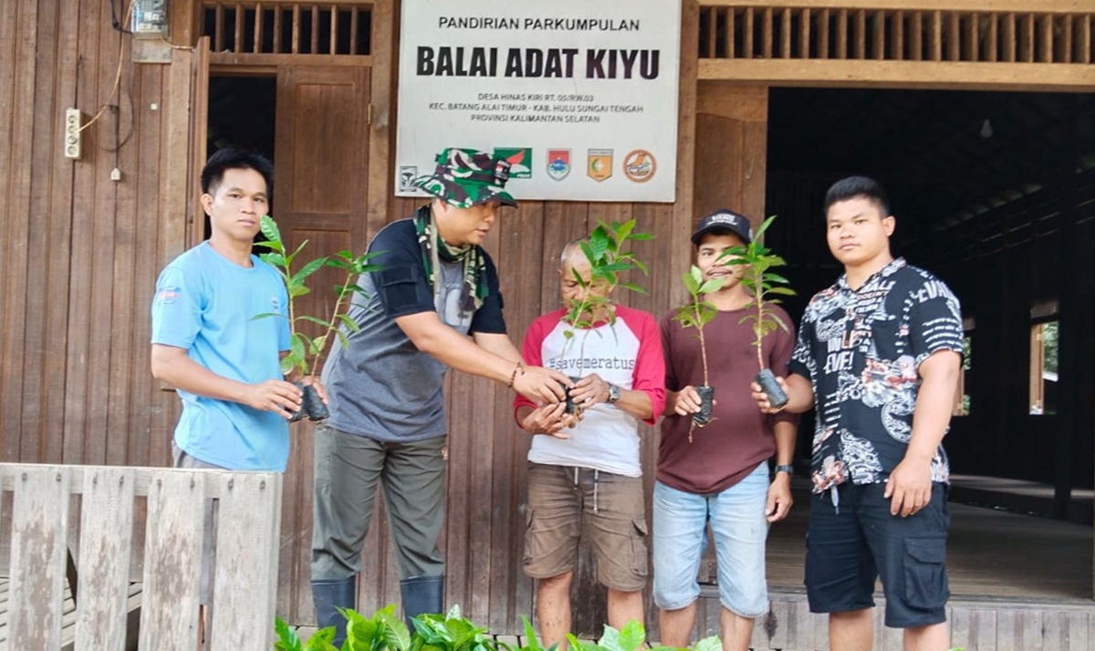 TNI bagikan 200 bibit kopi kepada warga adat suku Dayak Meratus Desa Hinas Kiri, untuk tingkatkan ekonomi masyarakat di pegunungan Meratus, 