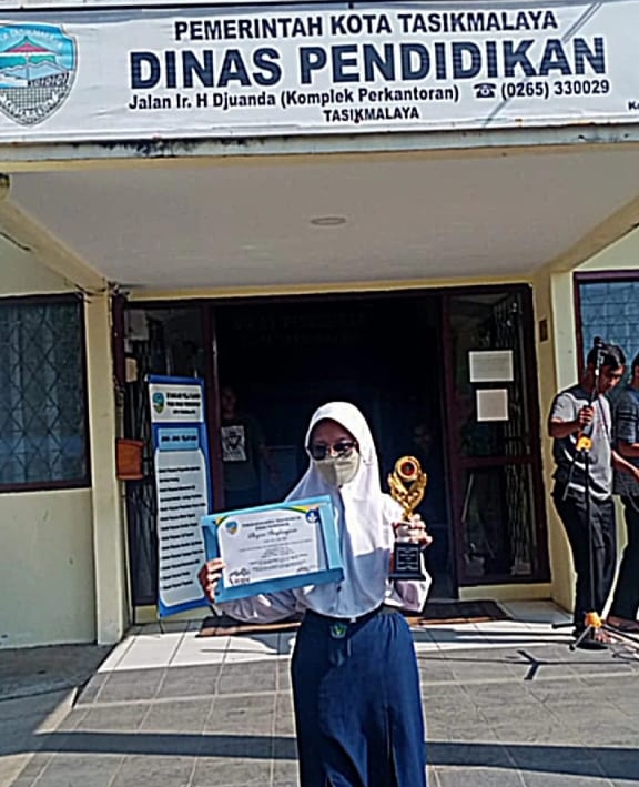 Azka Denia Putri menunjukkan piala dan penghargaan yang pernah dia raih. 