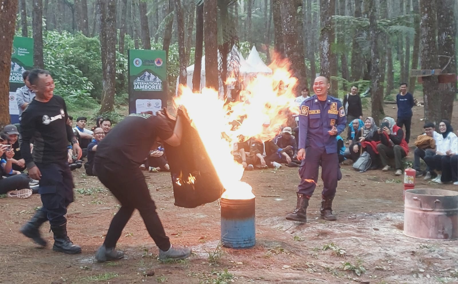 Peserta Jambore Internasional Fakultas Kedokteran Unjani dilatih cara penanganan kebakaran