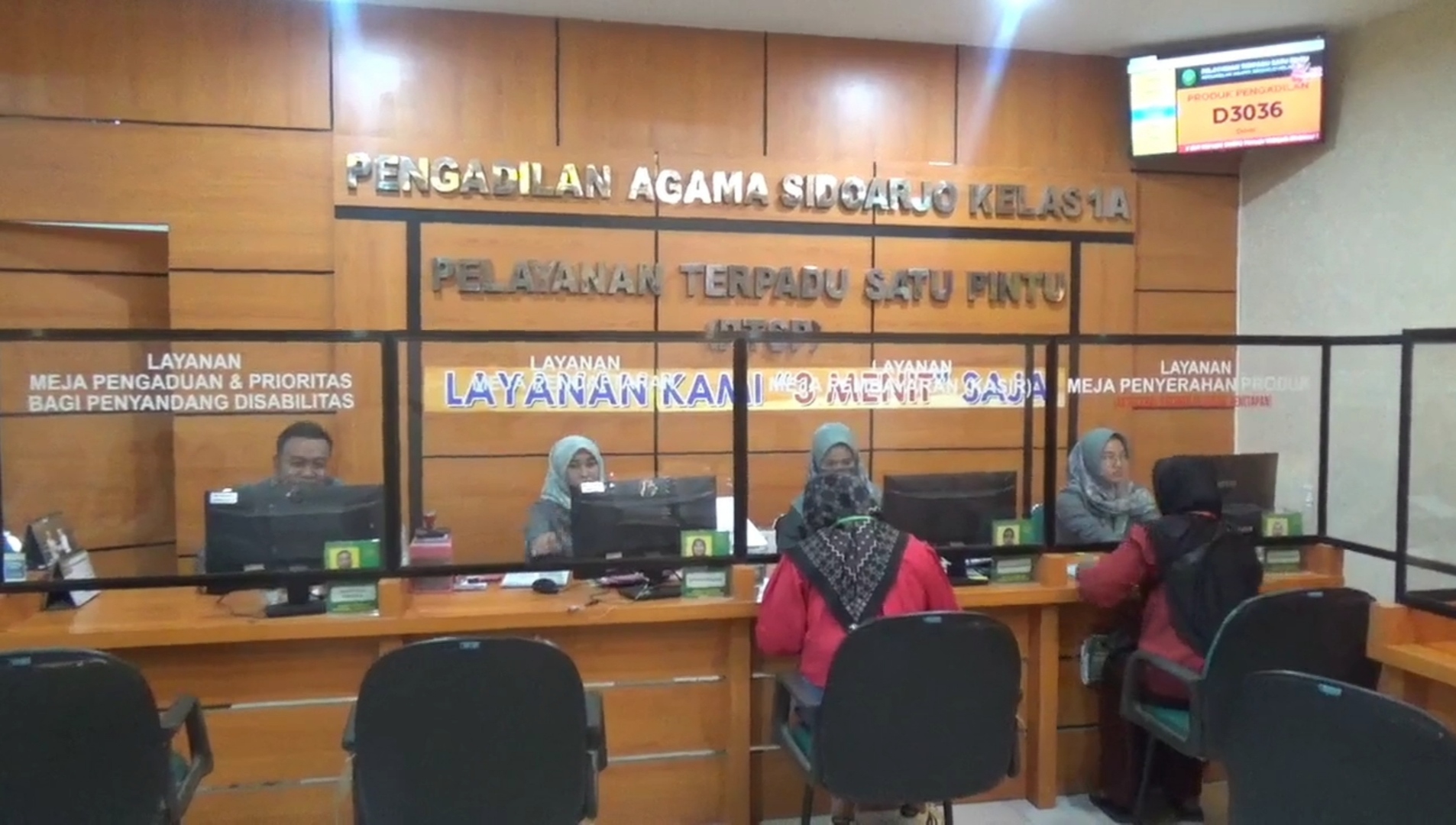 Sejumlah warga mendaftarkan gugatan cerai di pengadilan agama Sidoarjo.