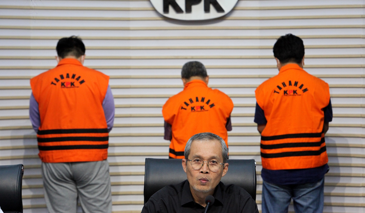 Wakil Ketua Komisi Pemberantasan Korupsi (KPK) Alexander Marwata (tengah) menyampaikan keterangan pers 