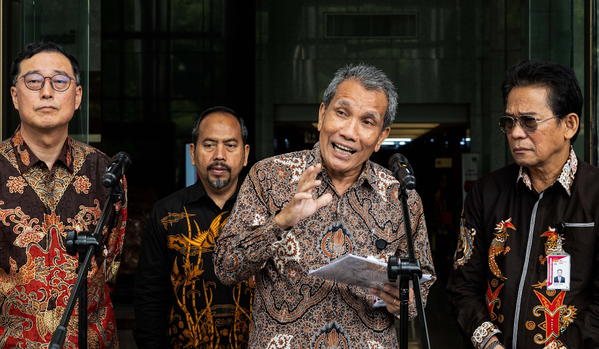 Deputi Bidang Pencegahan dan Monitoring KPK Pahala Nainggolan (tengah) 