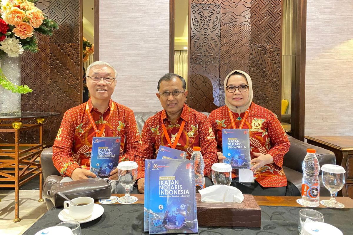 Ikatan Notaris Indonesia merilis buku terkait cyber notary.
