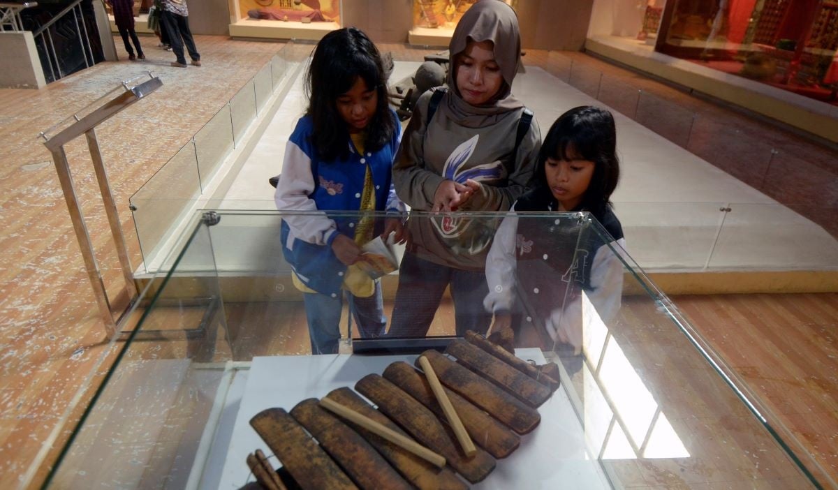 Pengunjung mengamati benda bersejarah yang dipajang di museum Lampung, Lampung, Sabtu (6//7/2024).