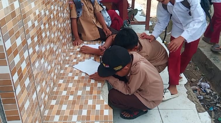 Atap Ruang Kelas Ambruk, Siswa SDN Cilimus Menumpang Belajar