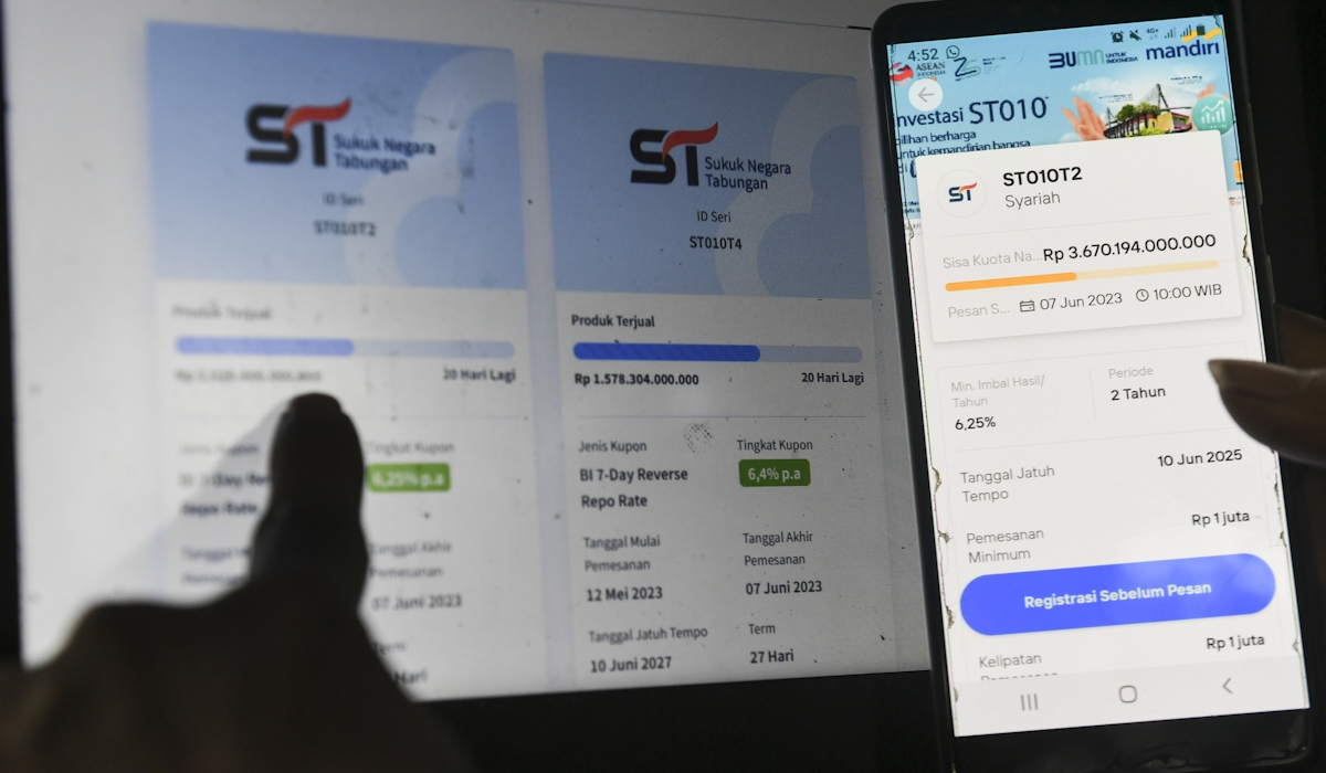 Warga mencari informasi mengenai Surat Berharga Negara (SBN) 