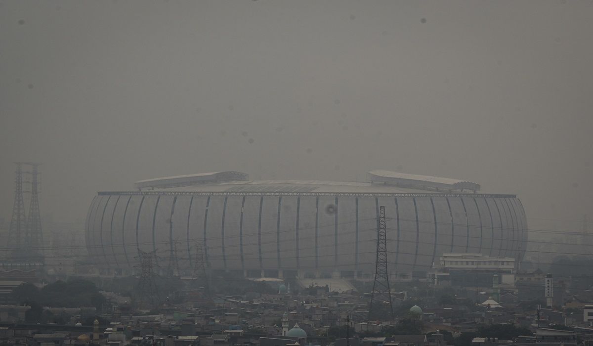 Suasana polusi udara yang menyelimuti bangunan Jakarta International Stadium (JIS), Jakarta Utara, Jakarta.