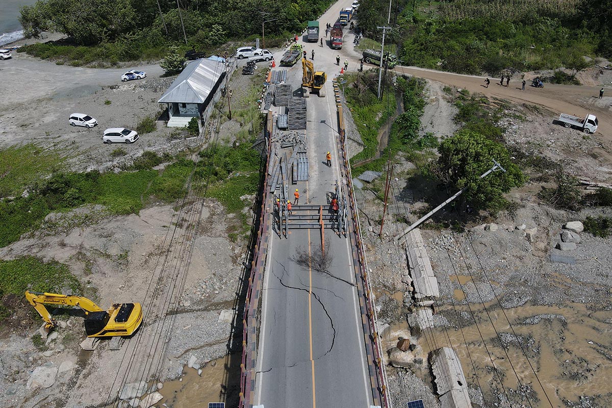 Ilustrasi pembangunan jembatan bailey.