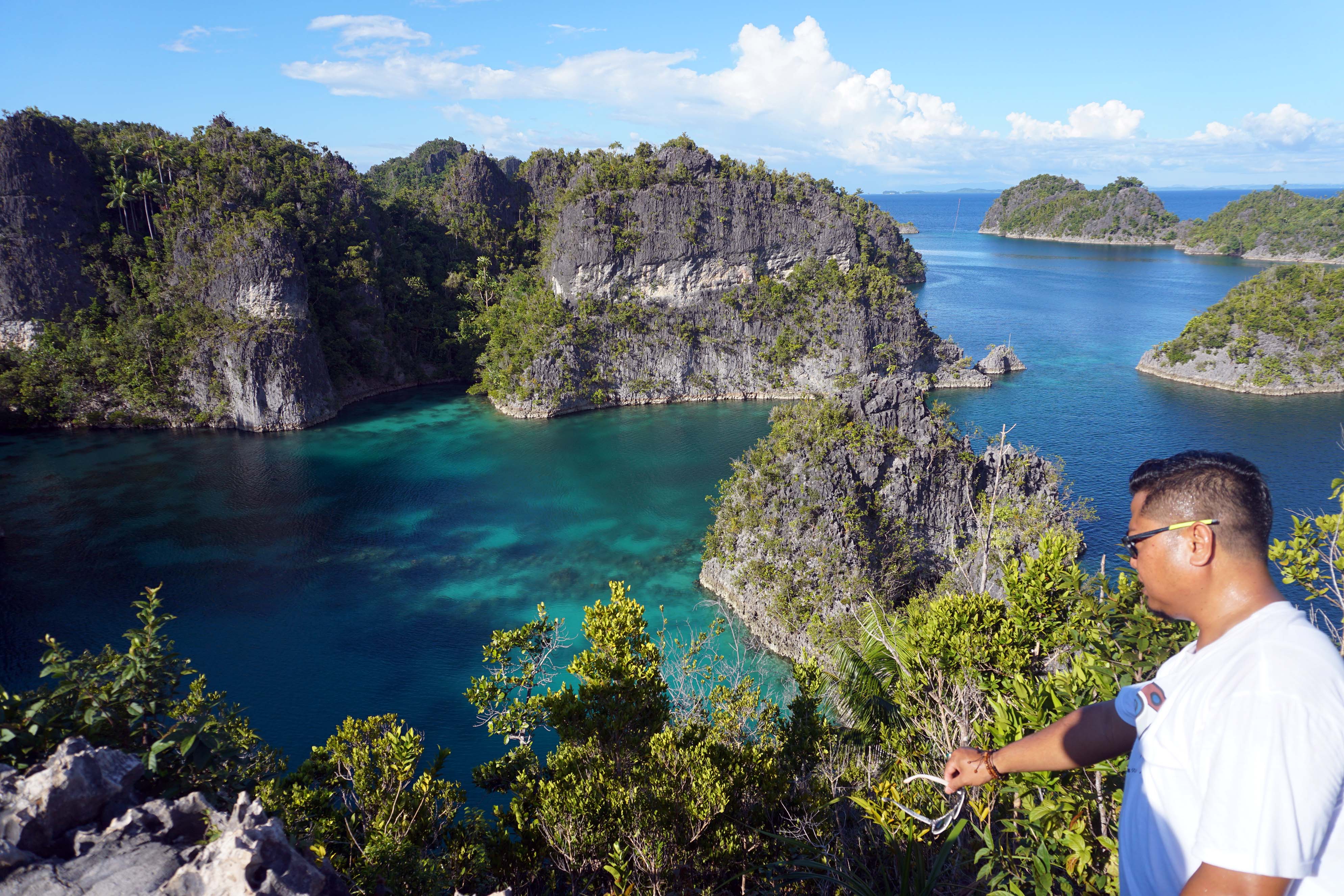 Wisatawan berfoto di puncak Telaga Bintang Geosite Piaynemo, Kabupaten Raja Ampat, Papua Barat