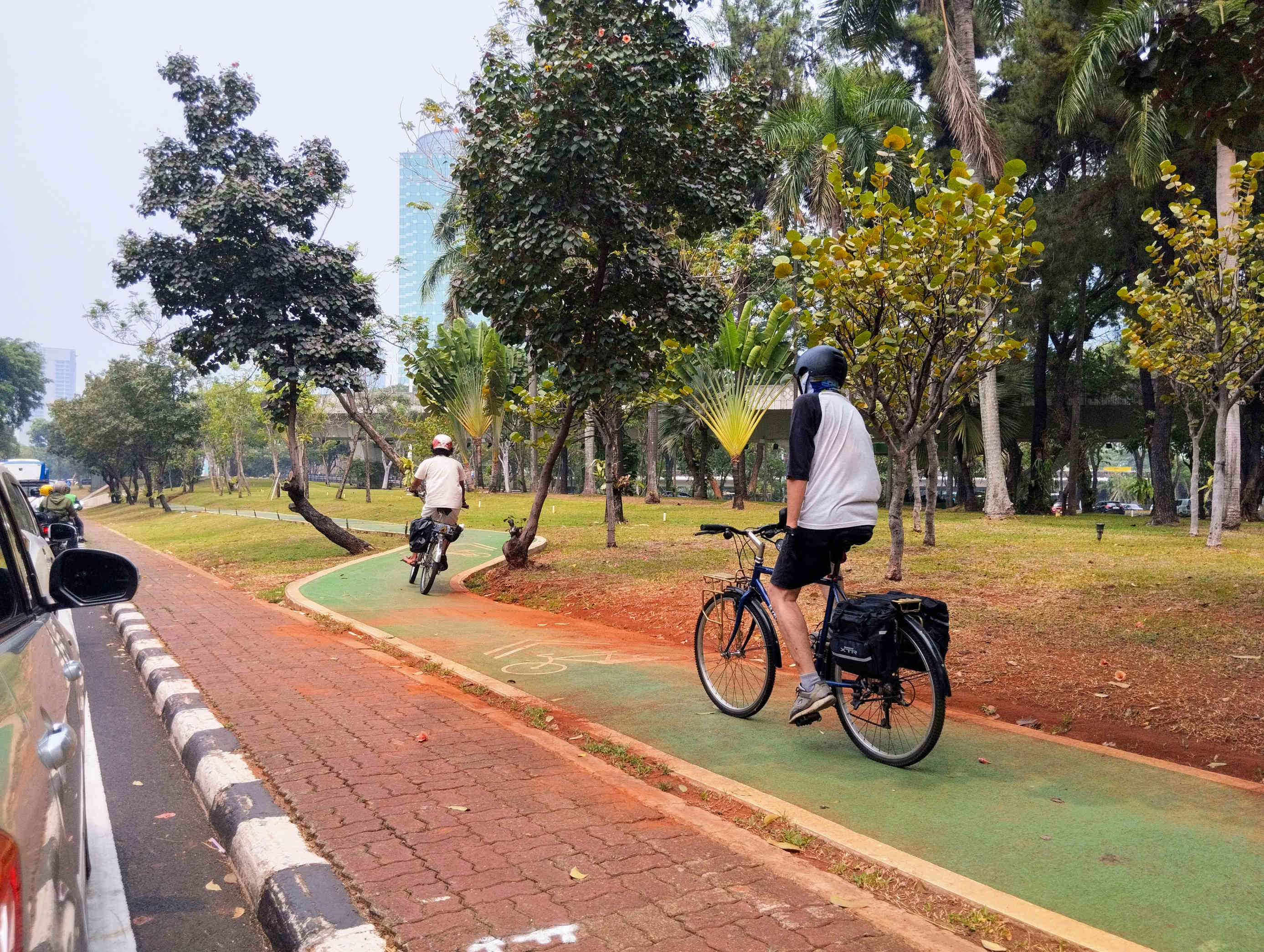 Pesepeda melintas di jalur sepeda kawasan Sudirman-Thamrin