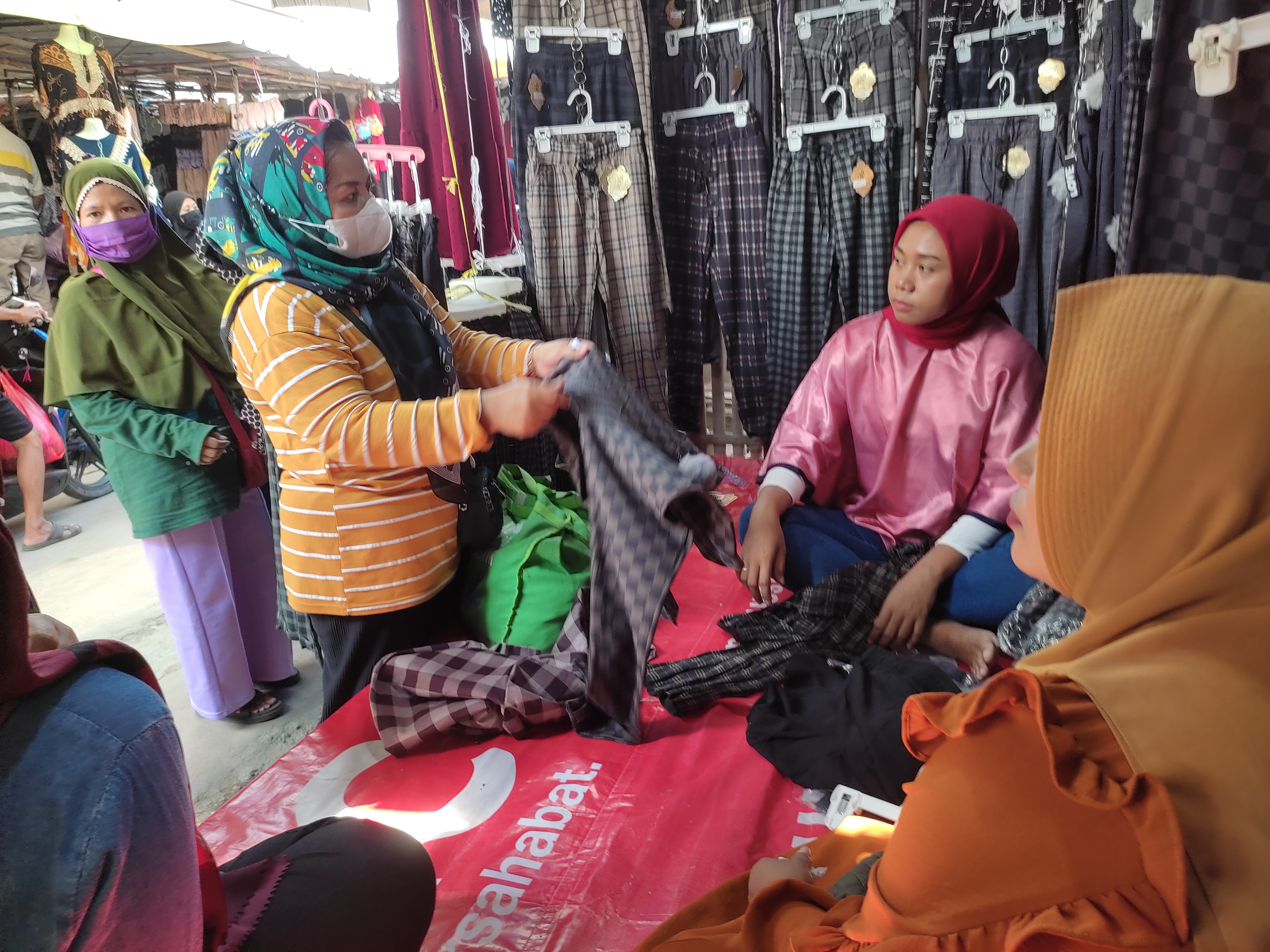 Pedagang dan pembeli melakukan transaksi di salah satu pasar di Kabupaten Cirebon