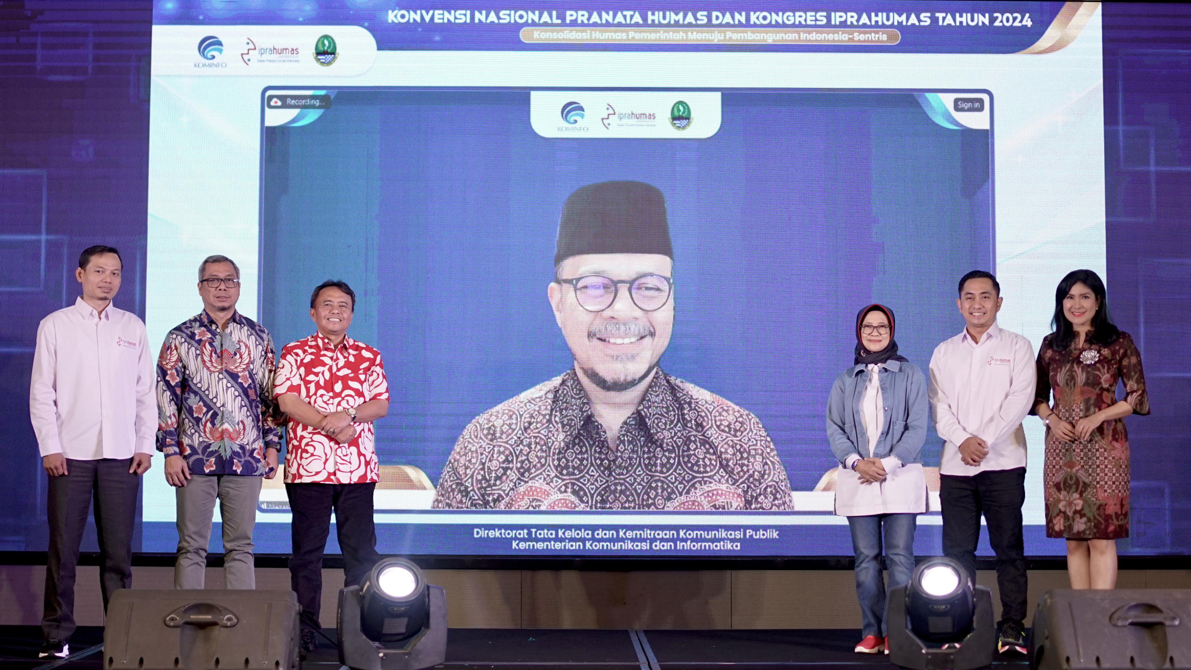 Wakil Menteri Komunikasi dan Informatika, Nezar Patria bersama para narasumber dalam Konvensi Nasional Pranata Humas di Bandung. 
