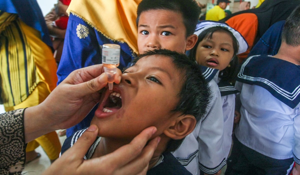 Anak-anak PAUD mendapatkan imunisasi polio tetes saat pelaksanaan PIN Polio 2024 di Posyandu Cempaka Putih Barat, Jakarta Pusat.