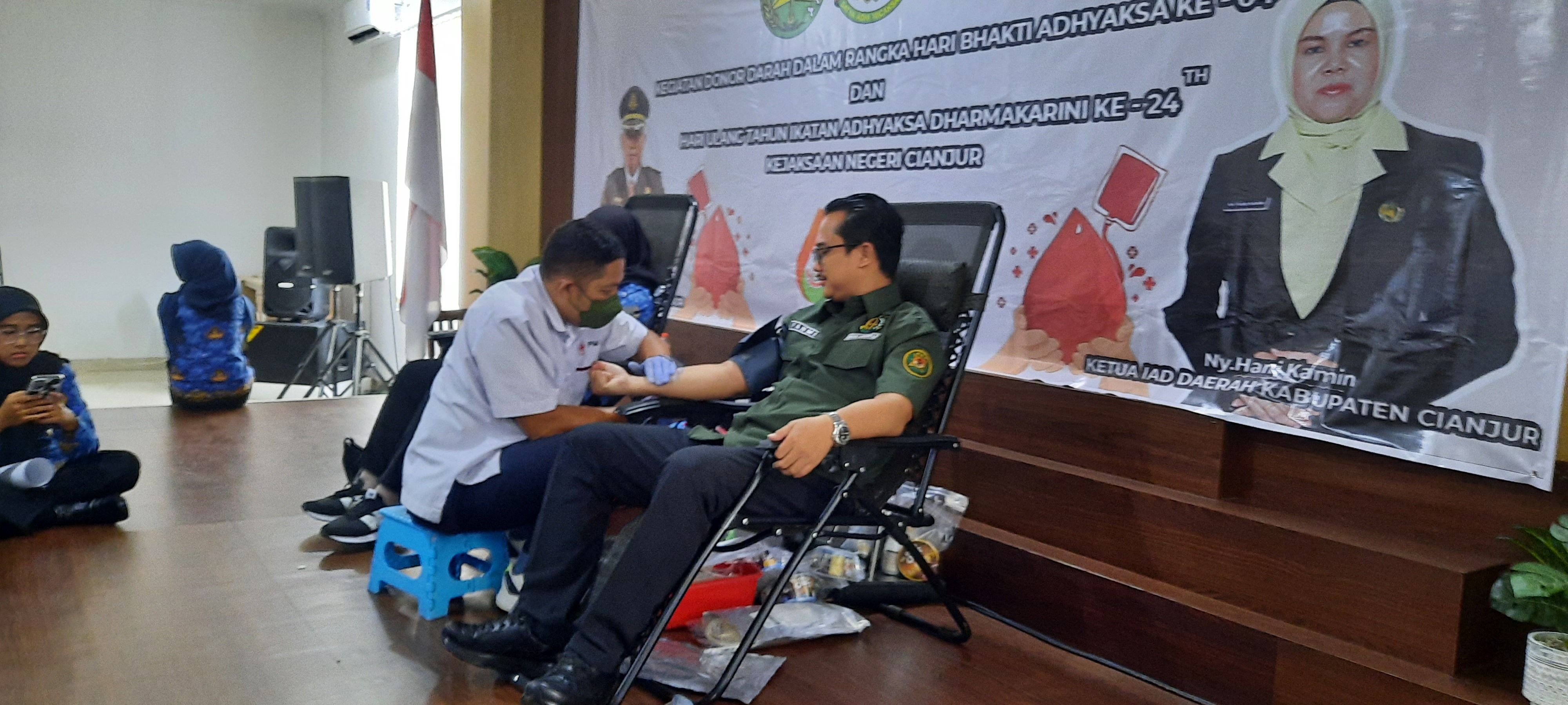 Donor darah di kantor Kejaksaan Negeri Cianjur diikuti karyawan lembaga lintas sektoral dan masyarakat. 