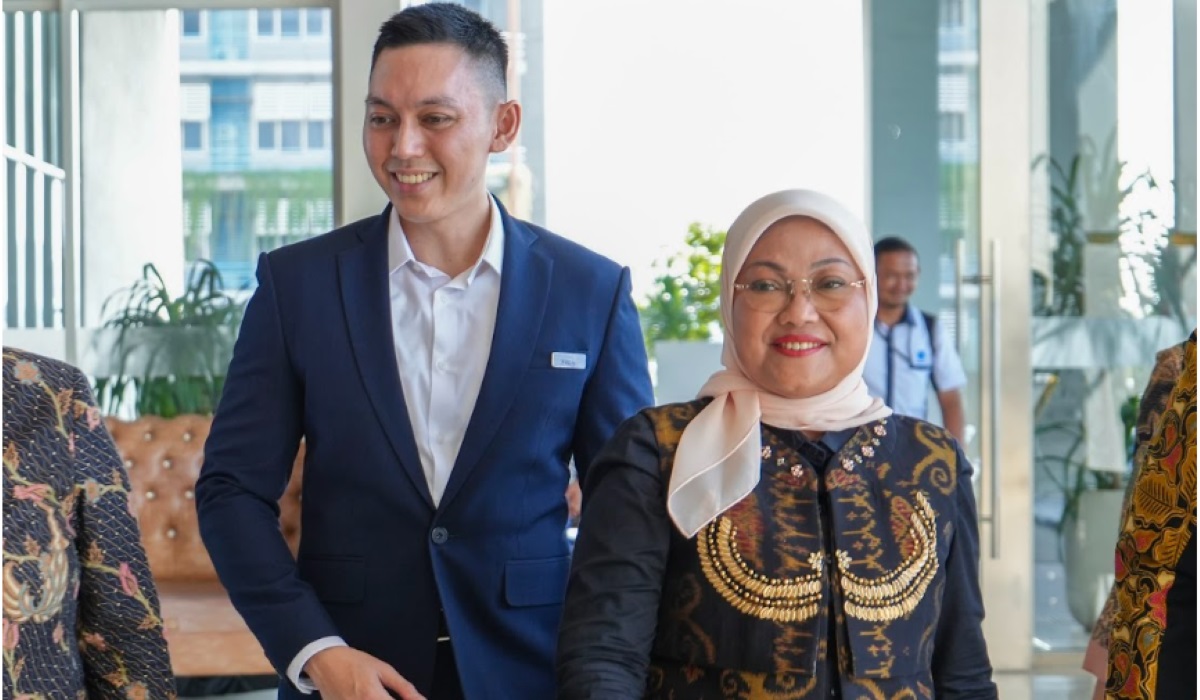 Public Relations and Marcom Manager Aston Kartika Grogol bersama Menteri Ketenagakerjaan.
