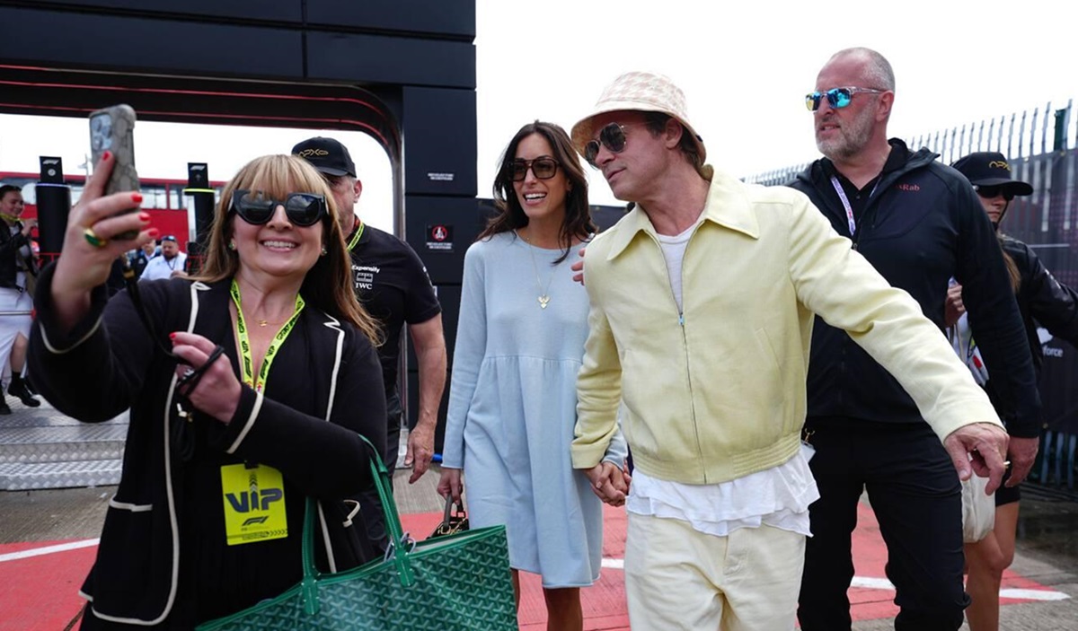 Brad Pitt dan pacarnya, Ines de Ramon, terlihat bergandengan tangan saat menghadiri GP Inggris di Sirkuit Silverstone, Inggris, 7 Juli. 