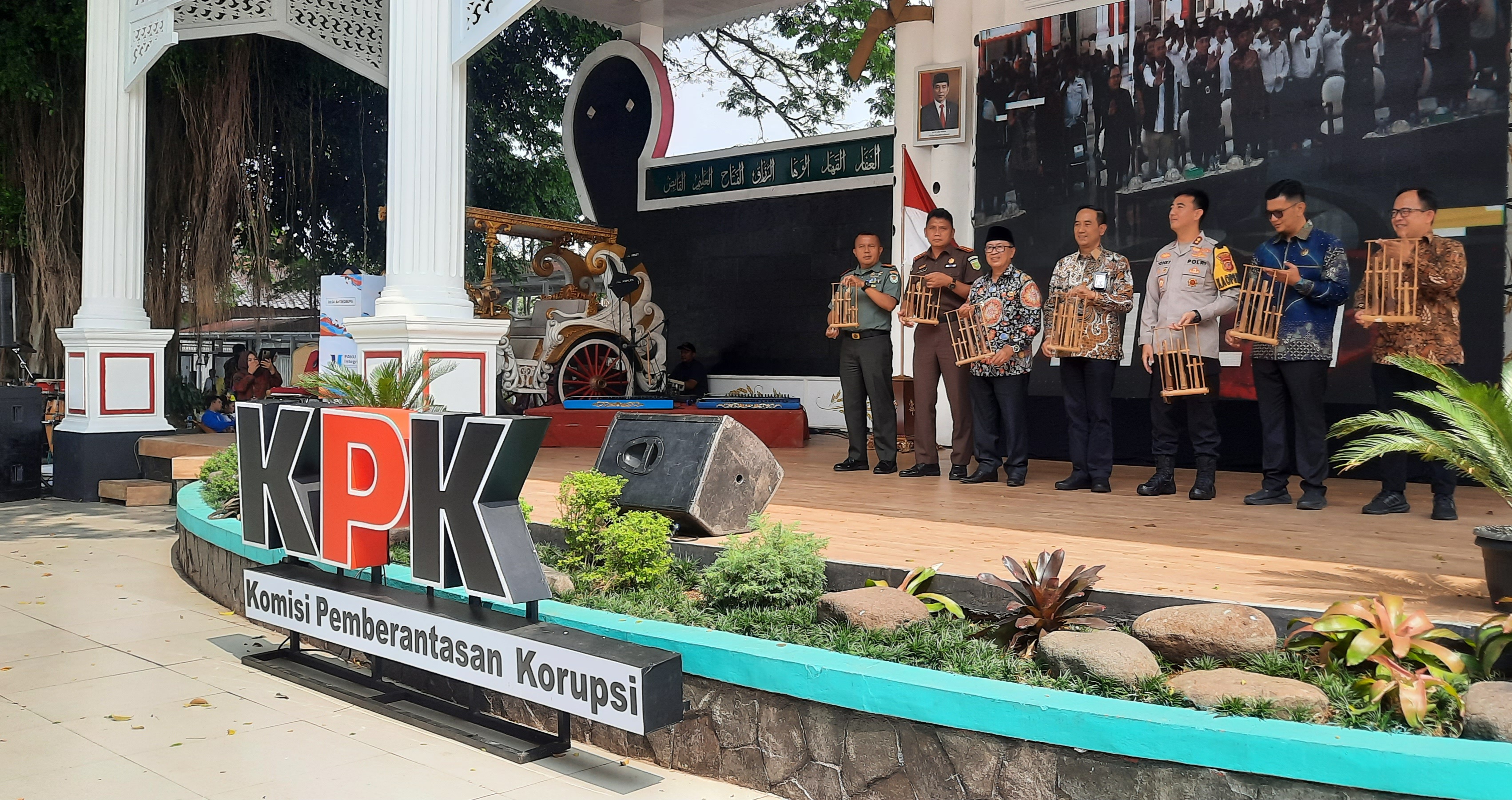 Pembukaan kegiatan Roadshow Bus KPK 2024 di Pancaniti Komplek Pendopo Cianjur.
