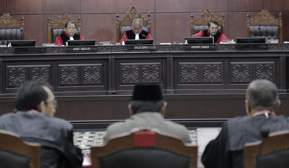 Wakil Ketua Mahkamah Konstitusi (MK) Saldi Isra (tengah) didampingi hakim konstitusi Anwar Usman (kanan) dan Arief Hidayat memimpin sidang