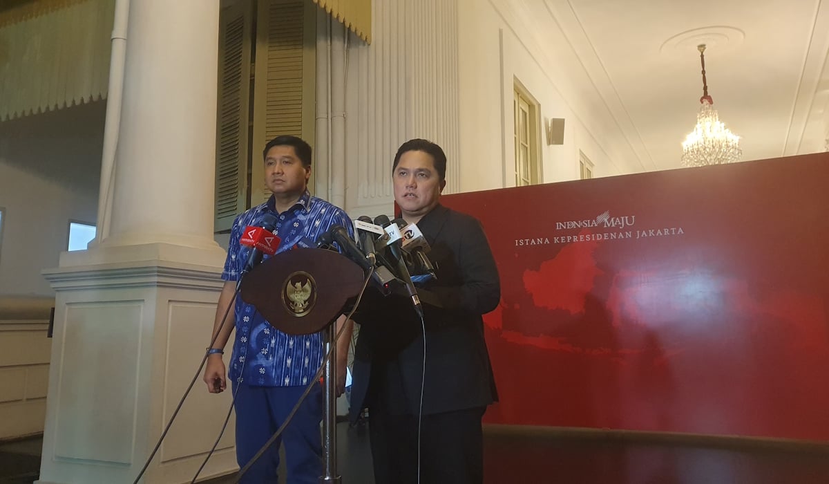 Menteri BUMN Erick Thohir (kanan)
