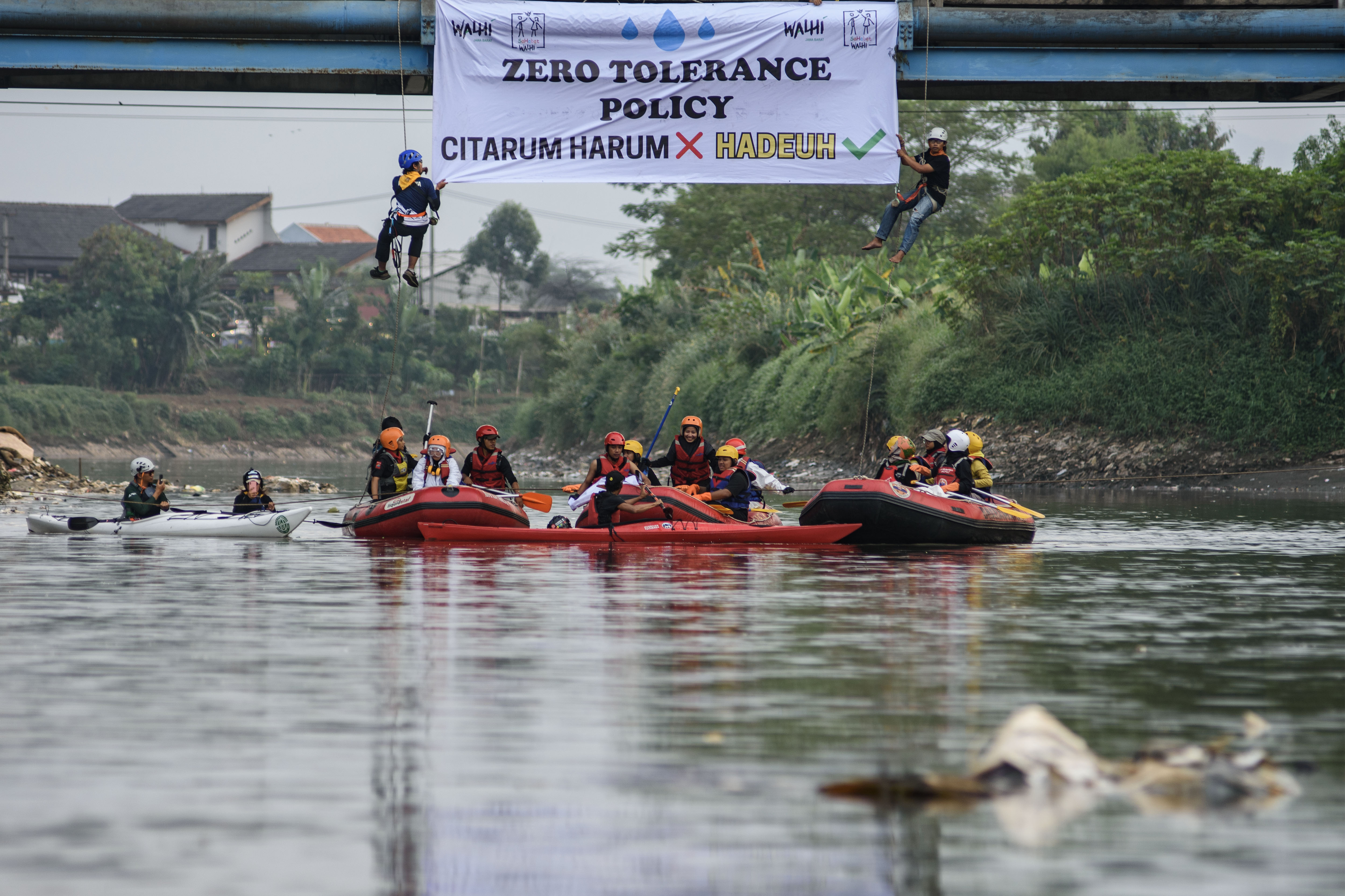  Sejumlah aktivis dari Walhi Jawa Barat membentangkan spanduk kampanye saat Aksi untuk Kualitas Air Sungai Citarum di Kabupaten Bandung. 