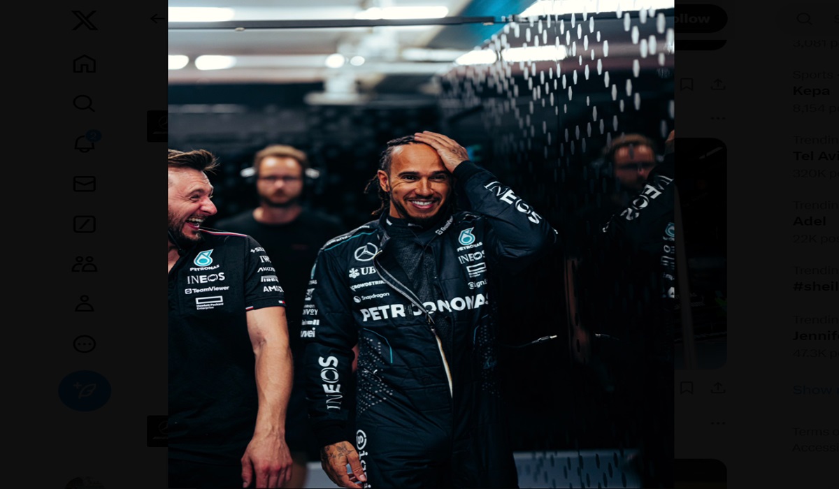 Pembalap Mercedes Lewis Hamilton