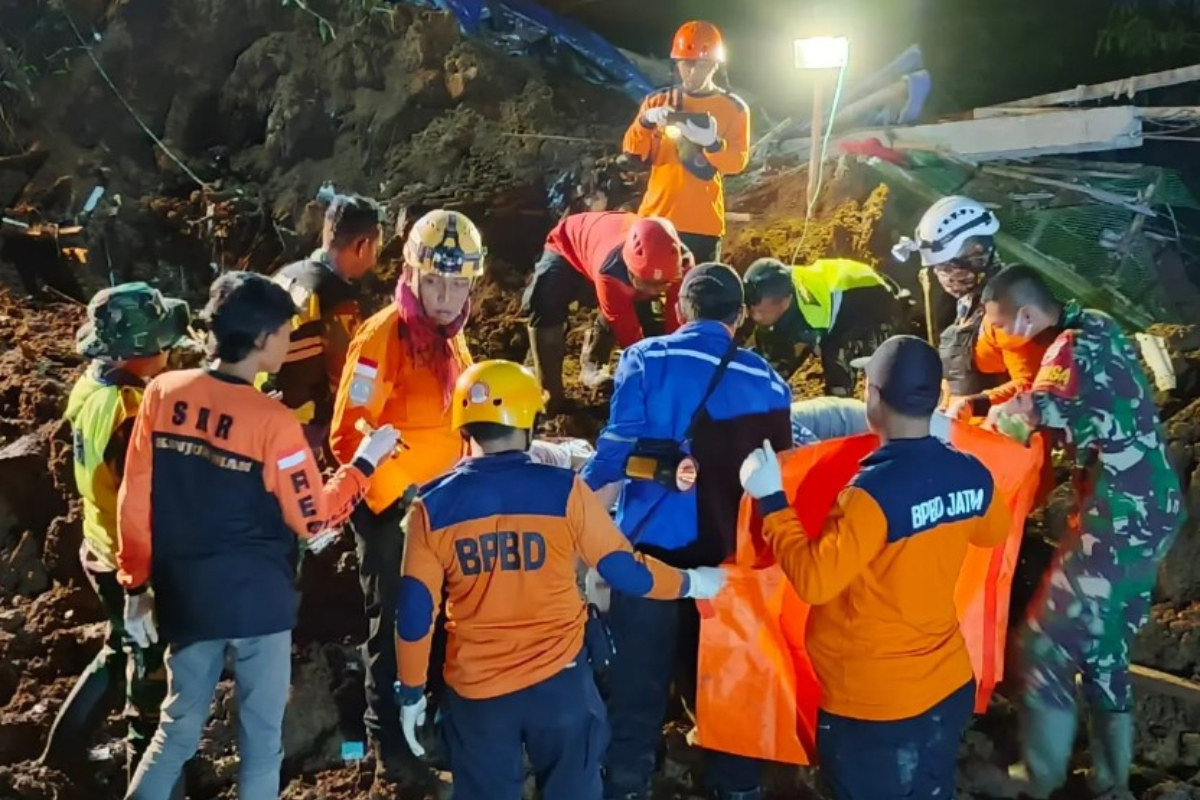 BPBD Kabupaten Blitar tengah mencari korban longsor di Dusun Sukorejo, Desa Bumirejo, Kecamatan Kesamben, Blitar, Jawa Timur
