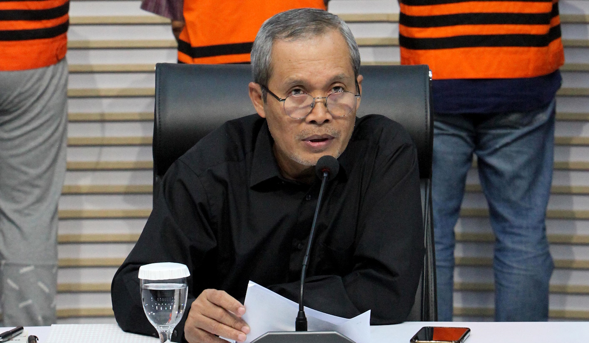 Wakil Ketua Komisi Pemberantasan Korupsi (KPK) Alexander Marwata (tengah)