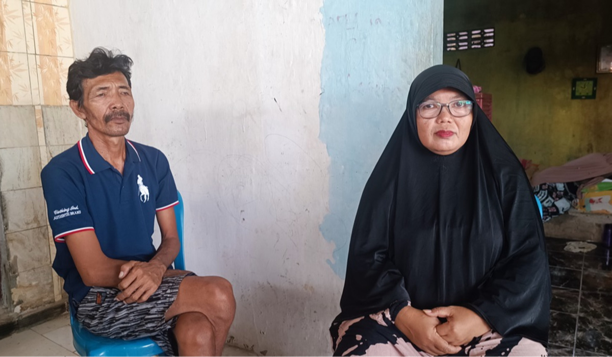 Sukaesih, ibu kandung Vina (kanan).