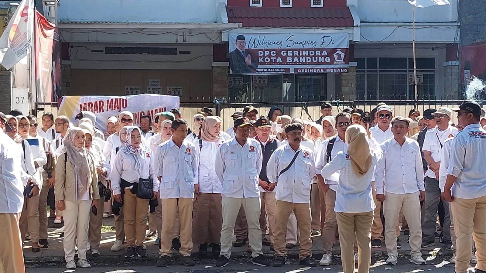 Puluhan PAC Partai Gerindra Kota Bandung menolak pencalonan Dhani  Wirianata sebagai bakal calon wali kota.