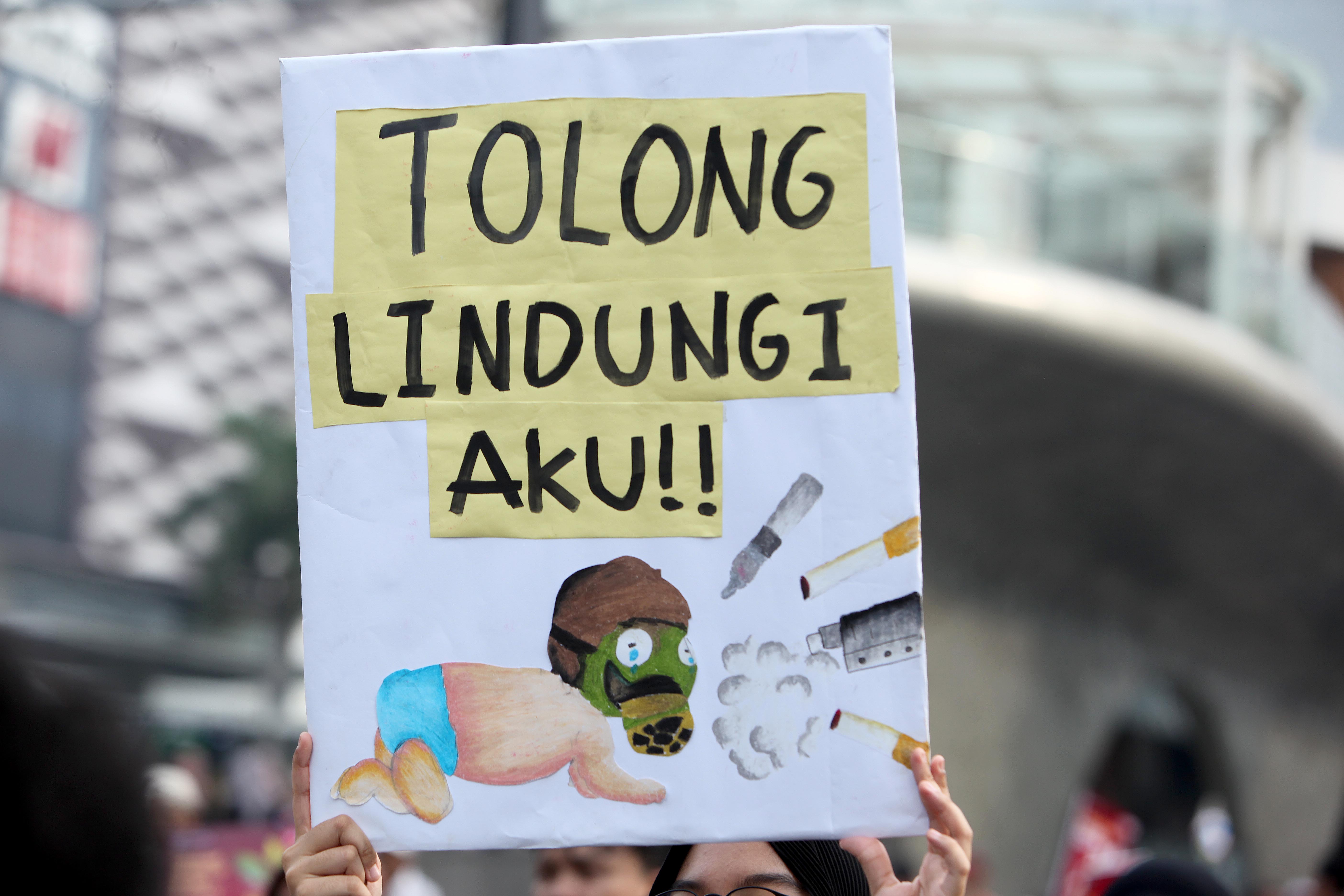 Sosialisasi peringatan Hari Anti Tembakau Sedunia di event hari bebas kendaraan bermotor di kawasan Thamrin, Jakarta, Minggu (2/6/2024).