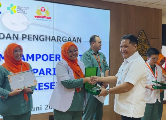 Direktur PT. Nayaka Era Husada serahkan Sertifikat Akreditasi Paripurna kepada Penanggungjawab Klinik disaksikan Manajemen PT HM Sampoerna