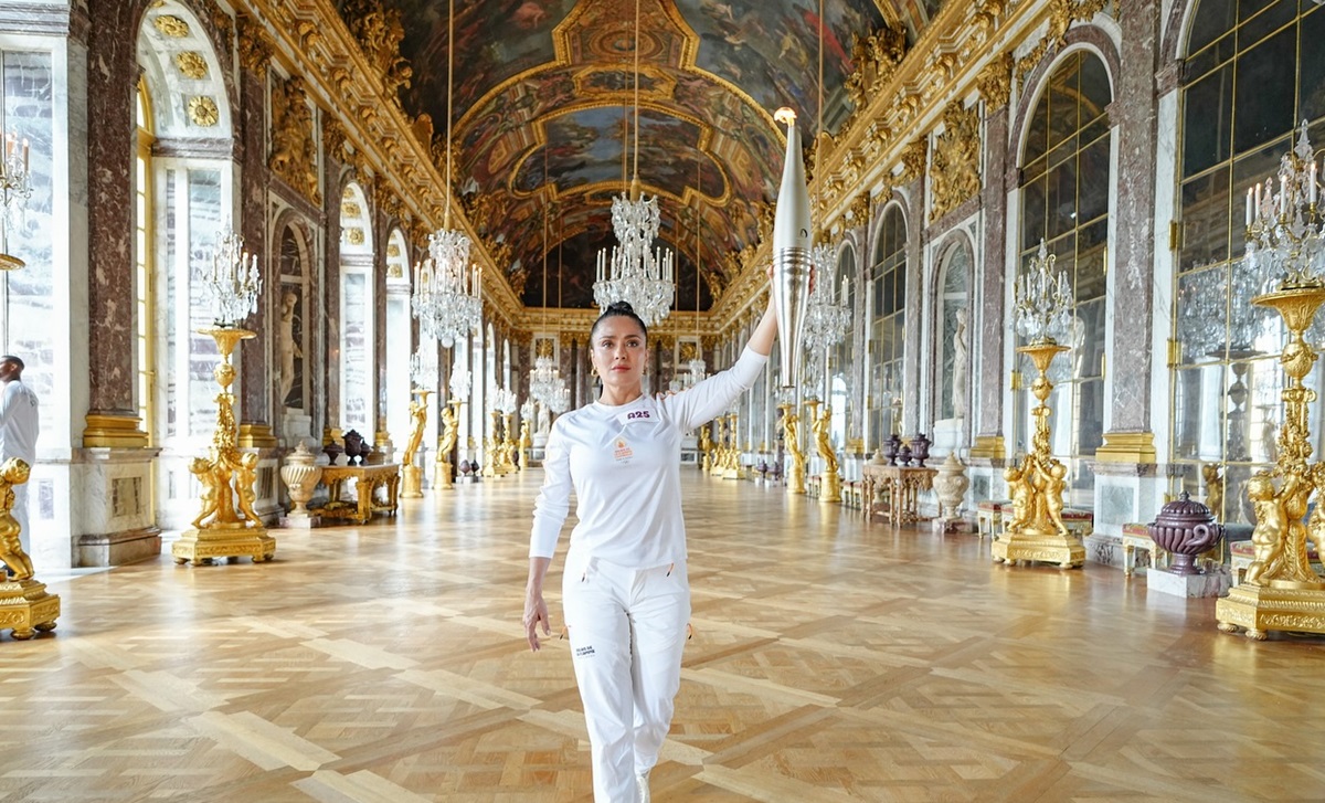 Salma Hayek ikut serta dalam estafet obor Olimpiade Paris 2024, membawa obor dari Rambouillet ke Versailles. 