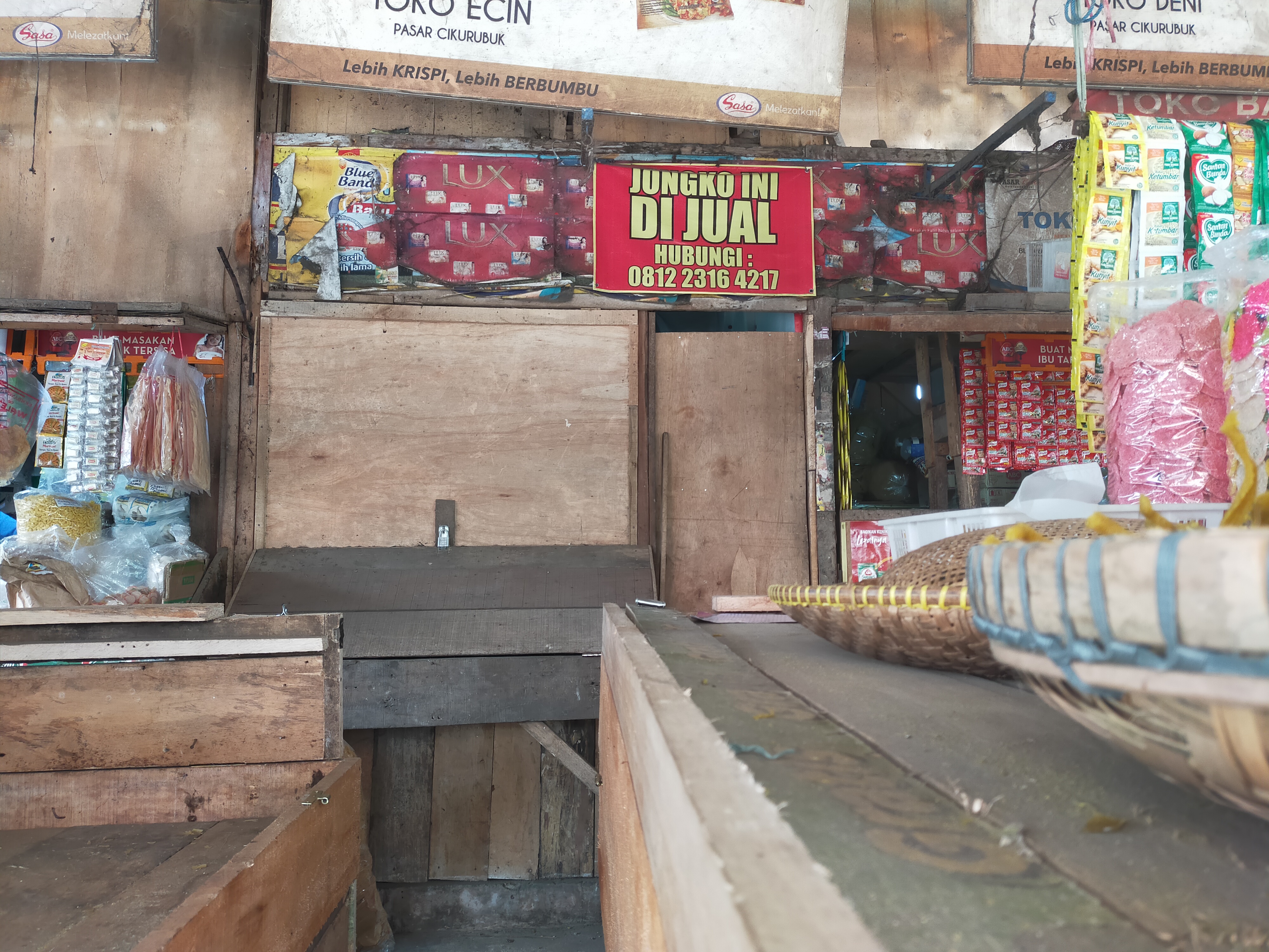 Salah satu kios di Pasar Cikurubuk, Tasikmalaya, yang tutup dan dijual pemiliknya. 