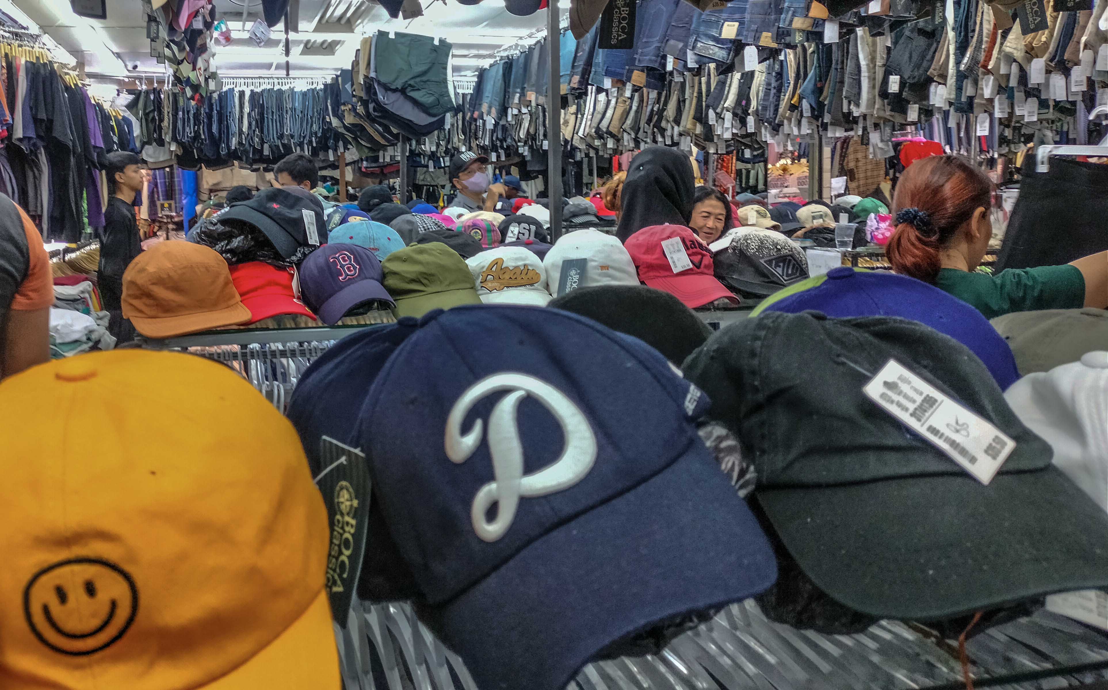 Pengunjung tengah memilih pakaian bekas impor di Pasar Baru, Jakarta.