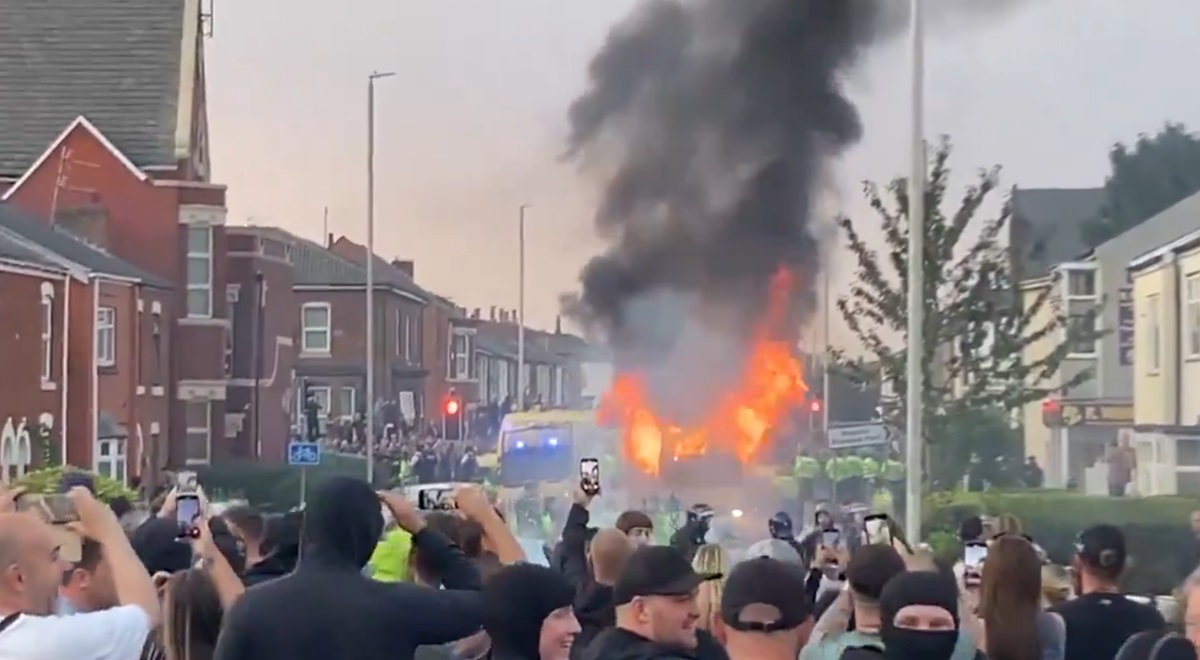 Protes sayap kanan di Southport berubah menjadi kekerasan setelah serangan pisau pada Senin yang menewaskan tiga anak. 