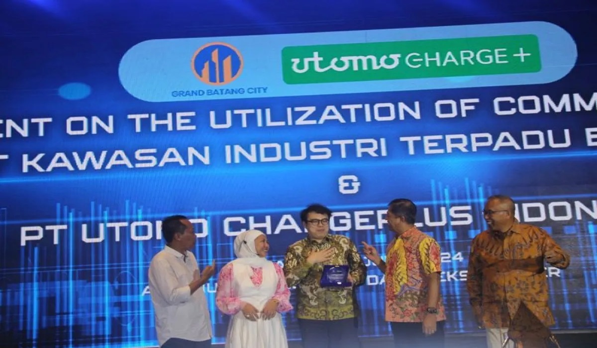 Penandatanganan perjanjian kerja sama pembangunan SPKLU antara PT Kawasan Industri Terpadu Batang dan PT Utomo Chargeplus Indonesia.