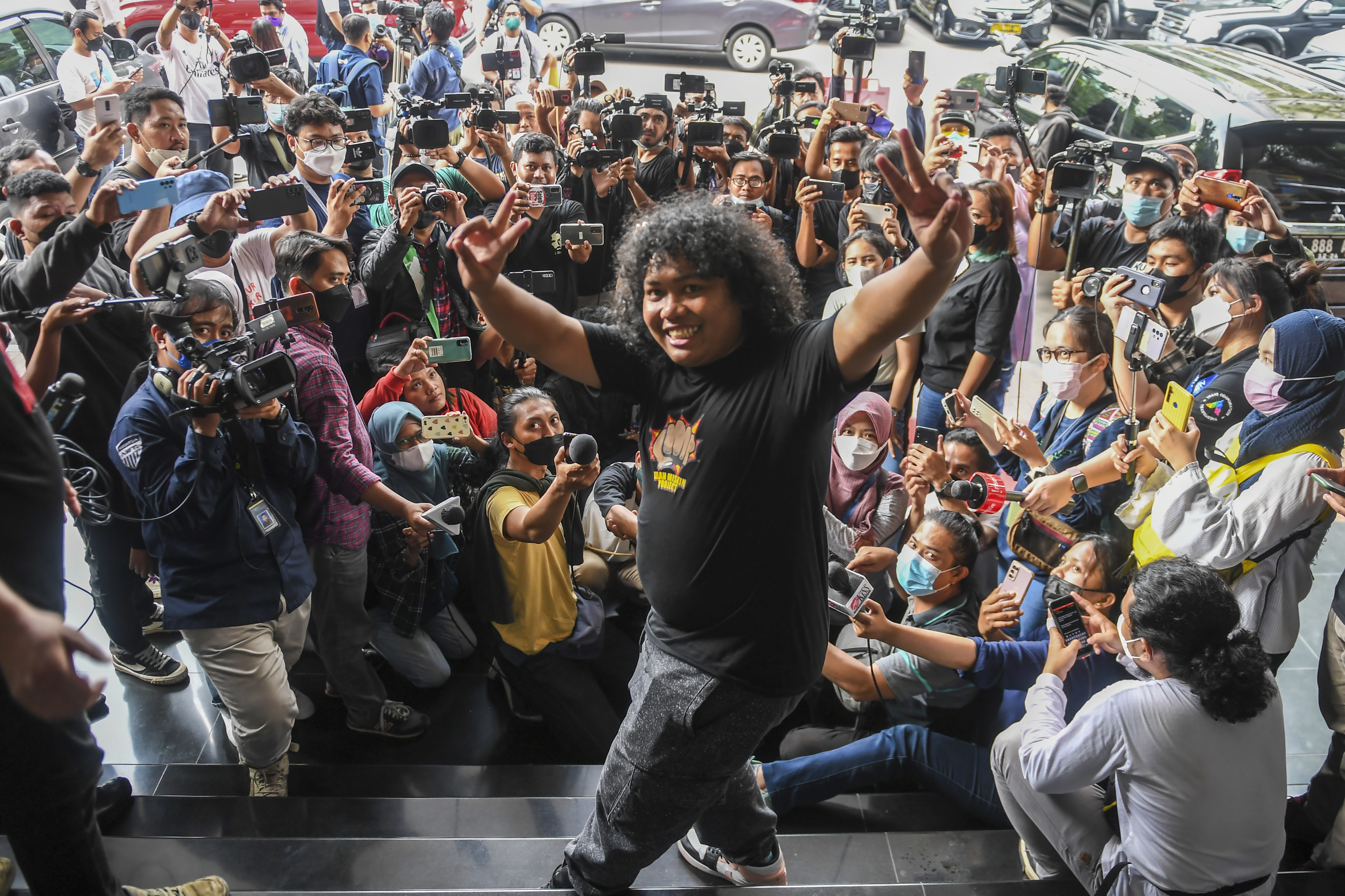 Komedian Marshel Widianto berfoto (tengah)