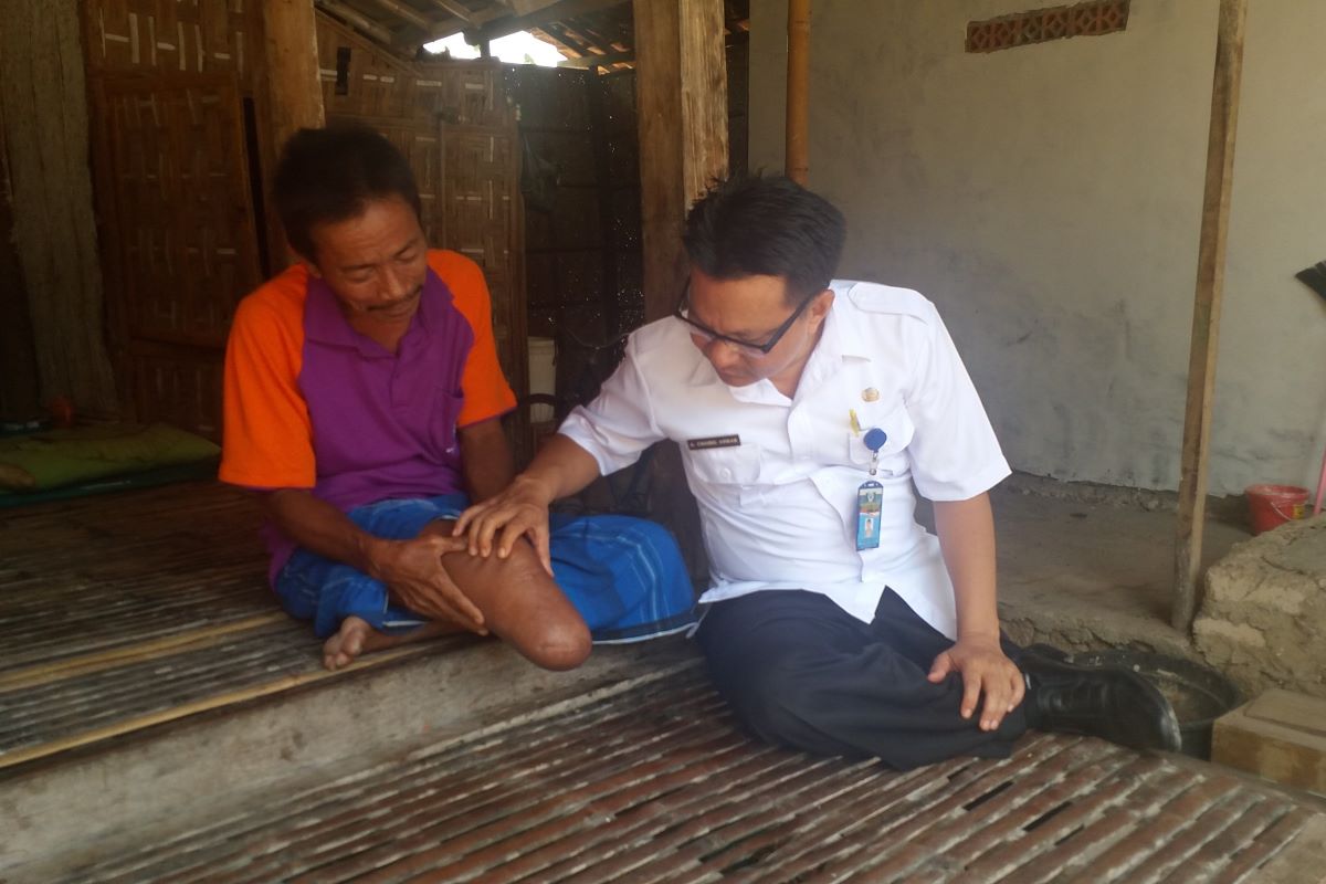 Petugas memeriksa penderita kusta.