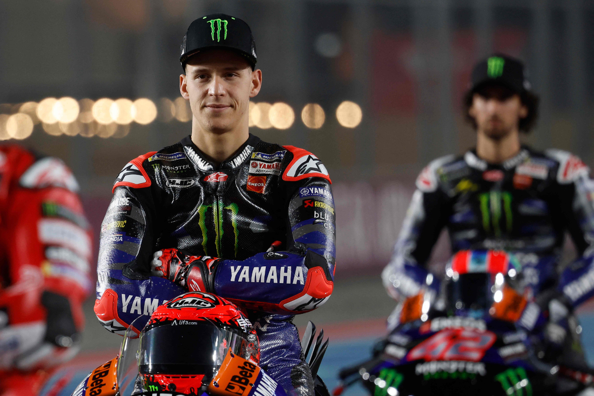 Pembalap Monster Energy Yamaha MotoGP Prancis Fabio Quartararo tersenyum saat foto grup di Sirkuit Internasional Lusail di Lusail, utara Doh
