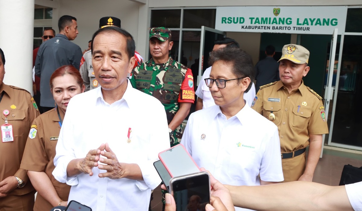 Presiden Joko Widodo (kiri).