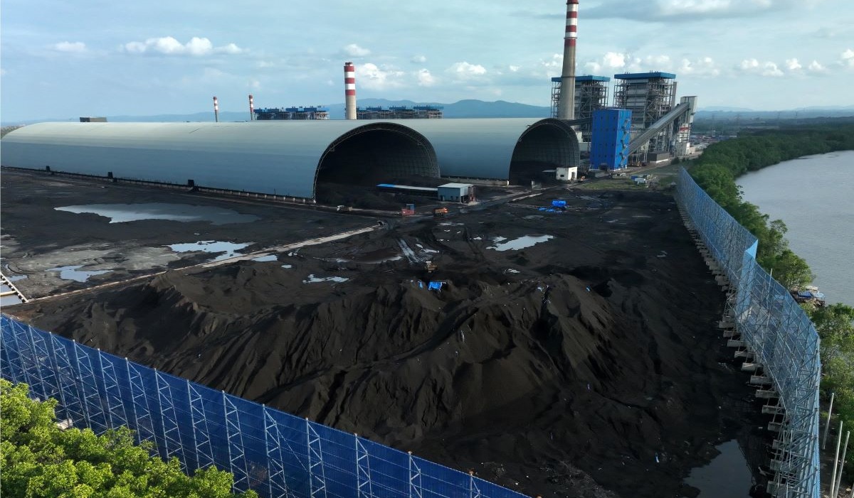 Smelter nikel di kawasan industri milik PT PT Obsidian Stainless Steel (OSS) di Kecamatan Morosi, Konawe, Sulawesi Tenggara.