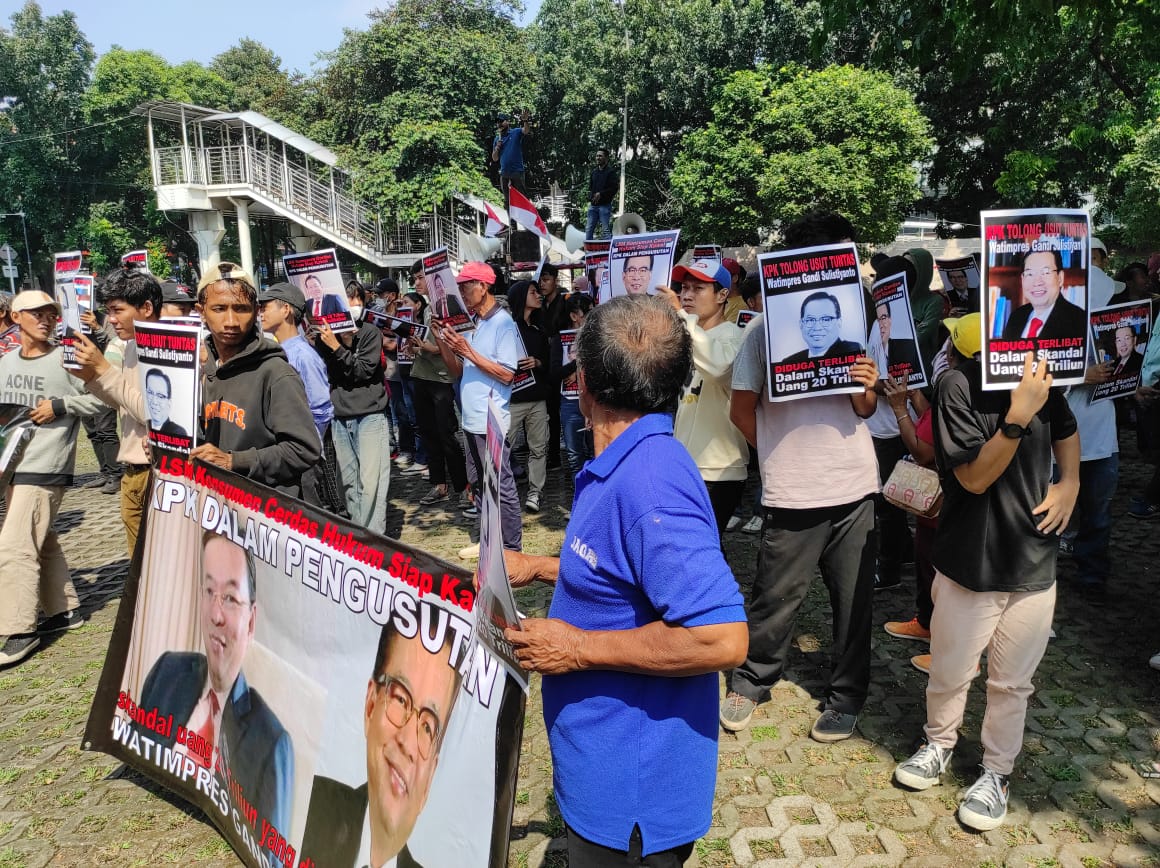 Sejumlah massa melakukan aksi demonstrasi di depan Gedung KPK