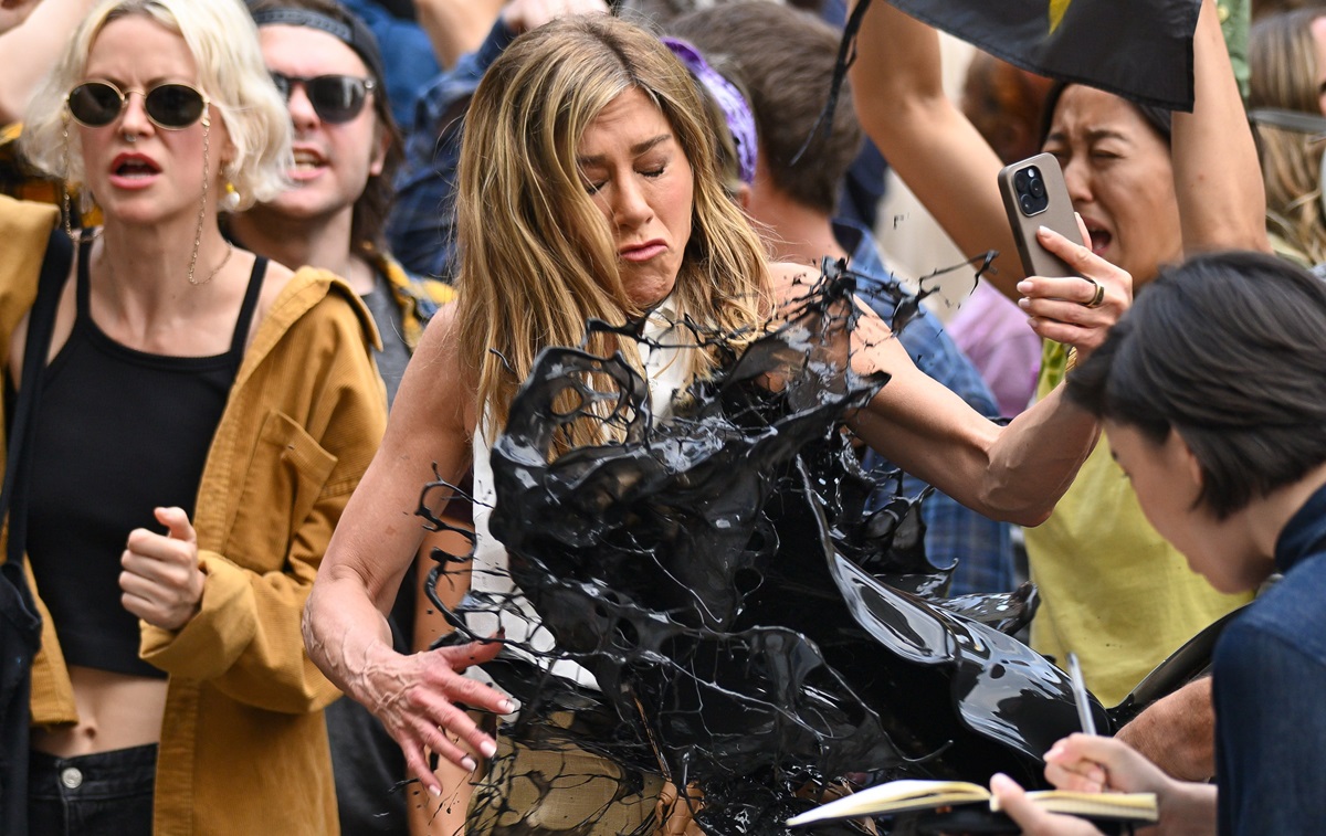 Jennifer Aniston mengalami situasi tersiram minyak dalam adegan protes saat syuting The Morning Show di New York City.