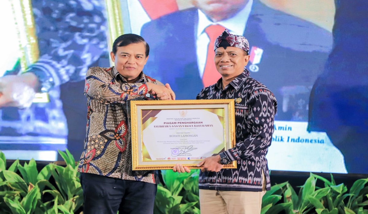 Sekretaris Daerah Kabupaten Lamongan Nalikan (kanan), mewakili Bupati Lamongan Yuhronur Efendi menerima penghargaan.