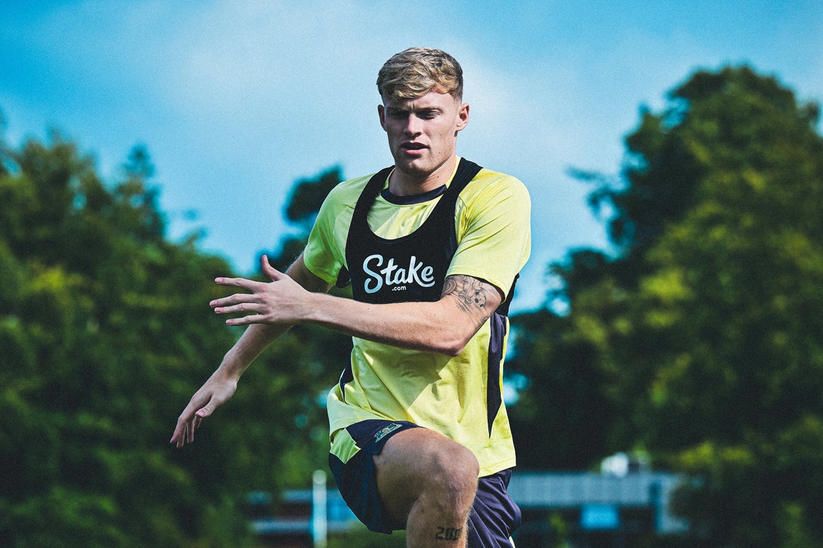 Everton menegaskan tidak akan menjual Jarrad Branthwaite meskipun ada kegagalan pengambilalihan oleh Friedkin Group. 