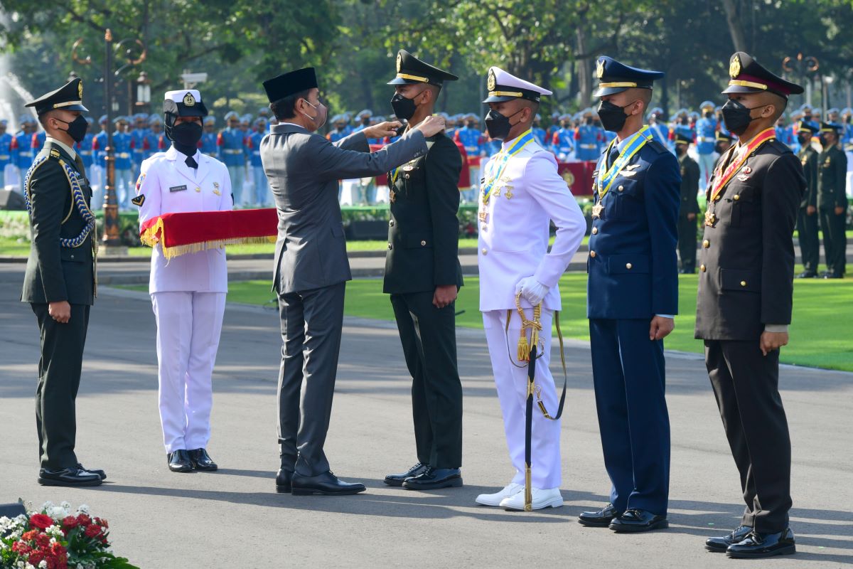 Presiden Joko Widodo menyematkan tanda pangkat kepada perwira remaja peraih Adhi Makayasa.