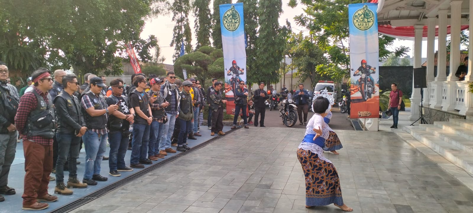 Bupati Cianjur Herman Suherman melepas para peserta  MR.RE Volume Dua